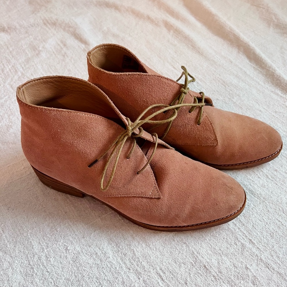 Huma Blanco blush salmon suede booties